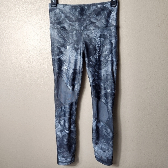 Under Armour Compression Heatgear Gray Abstract Cropped Leggings- Size S - Picture 1 of 8